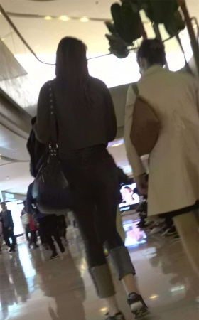 商场偶遇宽臀紧身黑色牛仔裤美女