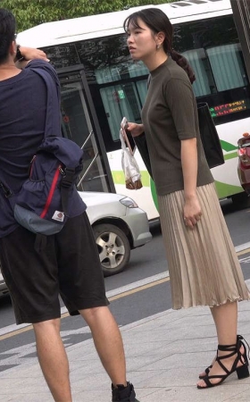长裙，凉高，美足 美女等公交