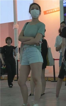 4k-展会现场外偶遇戴口罩的甜美小清新美眉
