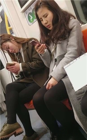 4k-地铁上玩手机的两位黑丝美腿美女姐姐。
