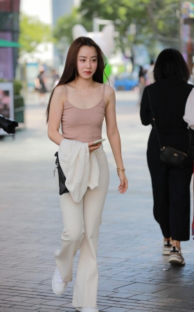 白色紧身喇叭裤小姐姐