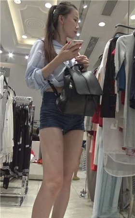 4k-服装店里挑衣服的热裤美腿清秀女神姐姐 [2.84 GB]