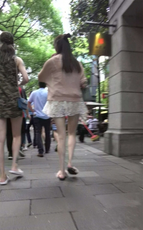 白色蕾丝V领连衣裙气质街拍美腿美女