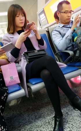 高铁站候车的黑色丝袜蓝色包臀短裙少妇