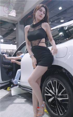 长腿黑裙美女