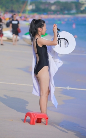 黑色连体式比基尼美眉(26P)