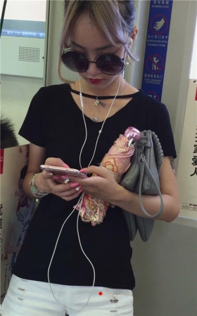 大腿上满是纹身的妹子