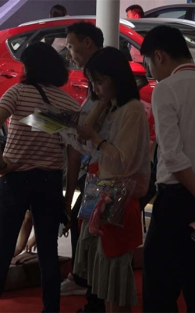 米色凉高长裙气质小姐姐