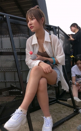 运动鞋热裤丰满大腿雪白美女