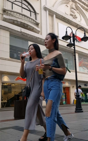 蓝色破洞牛仔裤时尚气质美女