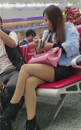 4k-高铁站候车室拍摄长腿肉丝性感MM