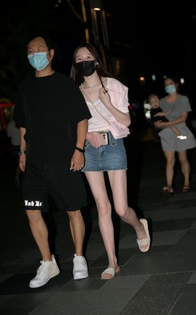 夜拍偶遇牛仔短裙小妹 [20P]