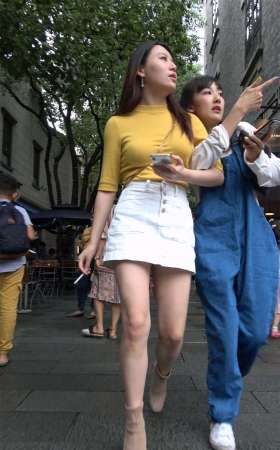 白短裙知性姐姐