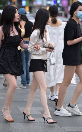 白皙美腿凉高美女 [24P]