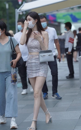 白皙包屯裙美女3A8295[2.08G]