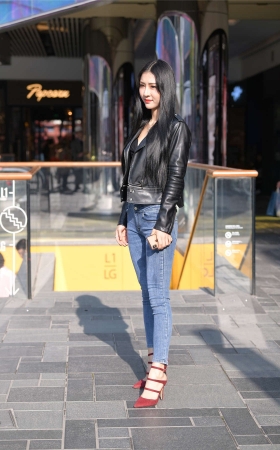 魂魂街拍作品 – 气质高冷范紧牛美女