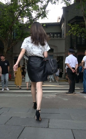 4K – 性感皮短裙街拍美女小姐姐 [1.23 GB/MP4]