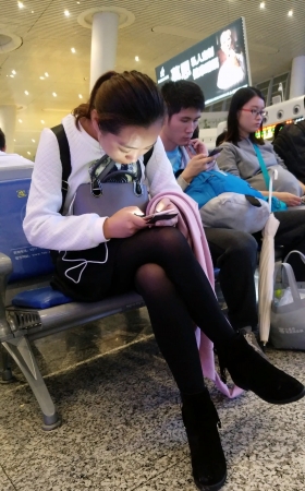 高铁站候车的黑色丝袜细腿少妇