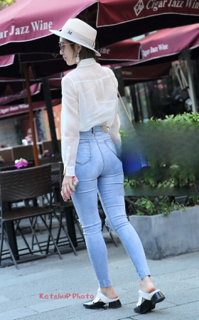 浅蓝色紧牛凸显美女好身材 [17P]