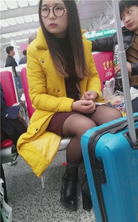 黄衣眼镜小姐姐