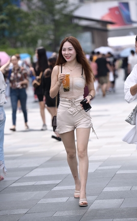 漂亮的高腰裤美女
