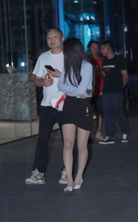 夜拍喜欢穿R丝的白色高跟美眉 [24P]