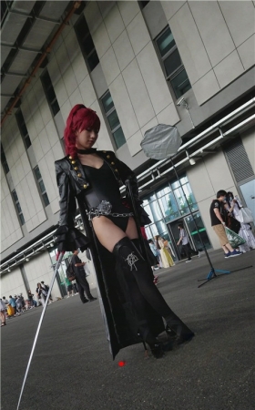 漂亮的coplay黑色披风红发妹子