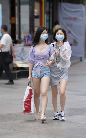 视觉冲击街拍作品 – 性感的单眼皮热裤女孩