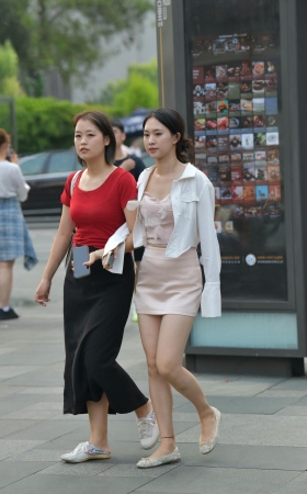 街拍淡粉色裙、平底鞋小姐姐 [19P]