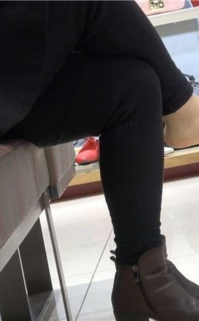 4k-黑色外套紧身裤街拍美足