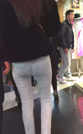 白色长腿美女比例很好