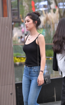 高挑的吊带紧牛小姐姐 [18P]