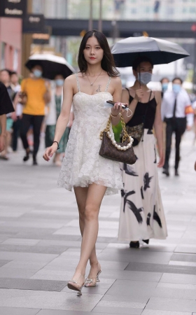 吊带裙美腿美女 [13P]