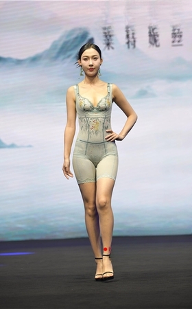 紧身塑身内衣美女走秀(64P)