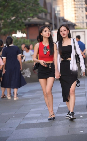 街拍红衣短裙美腿小姐姐 [21P]