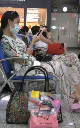 MM虽然戴着口罩，但明显看得出是个美女，一双小脚虽然略偏肉感