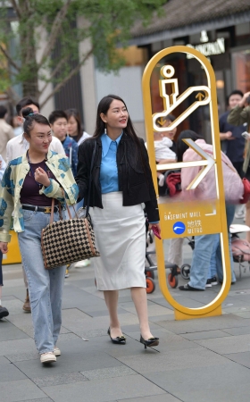 街拍穿R丝的朲槭 [25P]