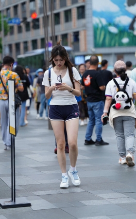 街拍偶遇清清爽爽的运动热裤女生 [18P]