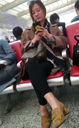 高铁站候车的两个黑色紧裤漂亮美女