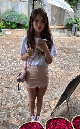（视频）粉色牛仔裙小妹