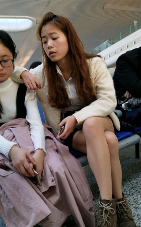 高铁站等车的裸腿长发美眉