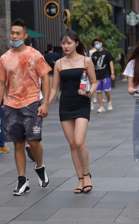 她今天穿裙装，你还认得她吗? [16P]