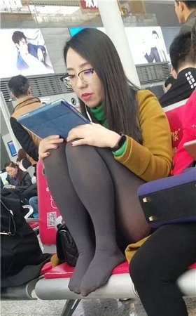 4k超清，气质黑丝美女这样看平板，坐对面受不了啦