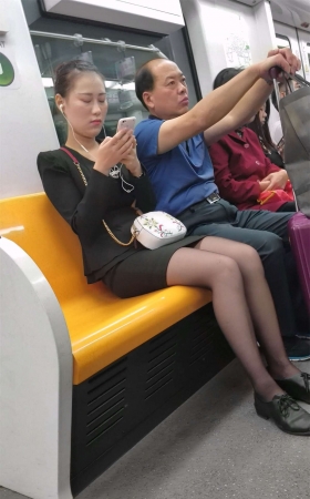 黑色制服紧身包臀短裙黑色丝袜OL美少妇