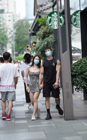 包臀吊带裙小姐姐