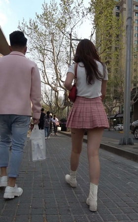 4K – 街拍粉色短裙美女姐姐 [828 MB/MP4]