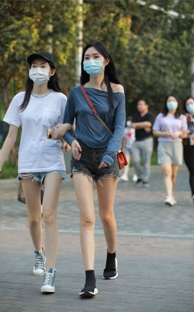 四九城嘎子街拍作品 – 热裤美腿闺蜜