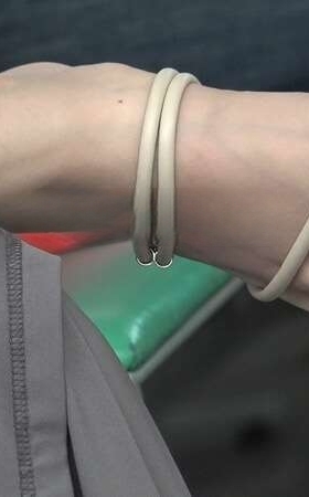 街拍粉衣美足眼镜美女