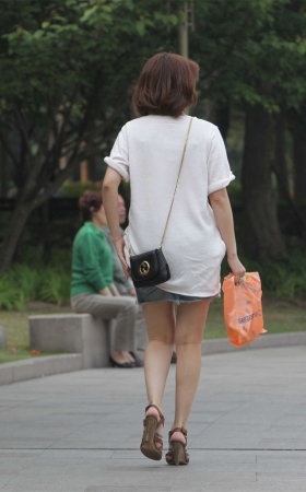 No411 凉鞋的细带挡不住这双精致美足的风采