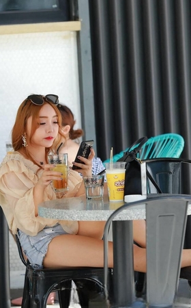 在喝冻柠茶的热裤小姐姐3A1750[229M]